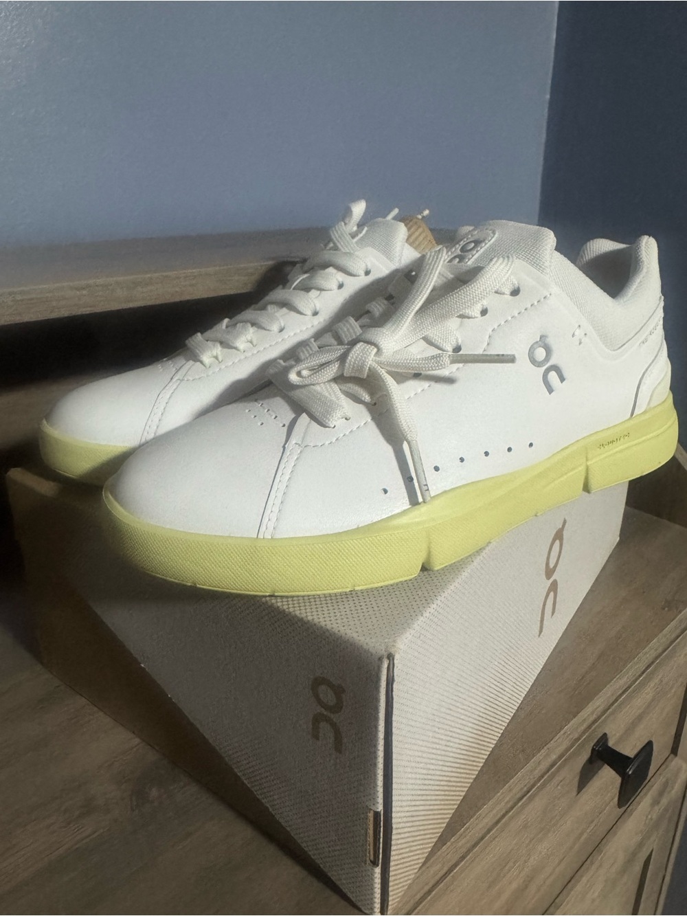 On cloud Roger women's 6 Sneakers in White with Yellow Sole
